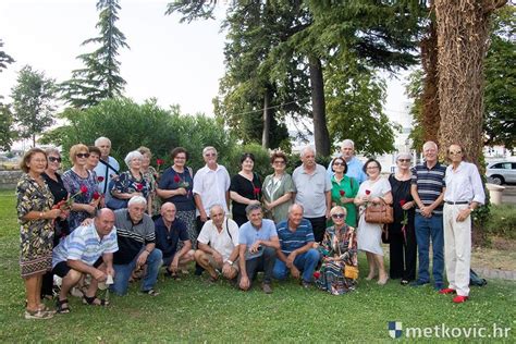 ŠKOLSKA GENERACIJA Deseta generacija metkovske Gimnazije slavi obljetnicu mature