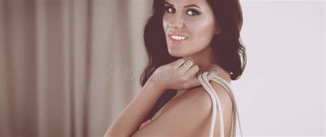 Jeune Femme Dans Le Bikini Tenant Un Sac Image Stock Image Of Personne Heureux 95701005