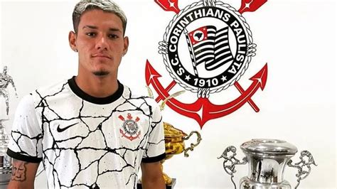 Jogador do Corinthians vinha conversando há três semanas mulher que