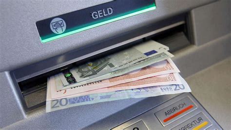 Geldautomaten Private Banken senken Gebühren unter zwei Euro