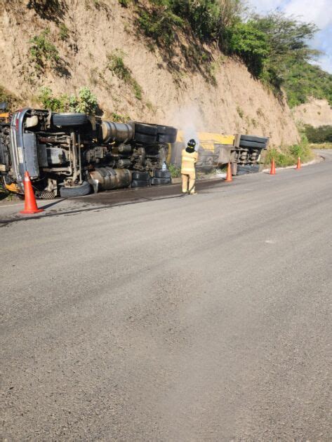 Volcamiento De Tanquero De GLP En Ibarra Provoca Operativo De