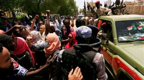 السودان الشرطة تستخدم قنابل الغاز لتفرق المتظاهرين قرب القصر الرئاسي