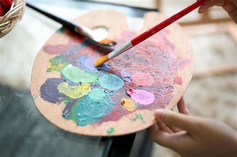 Primer Plano Una Mujer Joven Sosteniendo Una Paleta De Colores