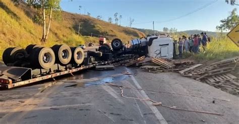 Carreta Paletes De Madeira Tomba E Bloqueia Totalmente Trecho Da BR