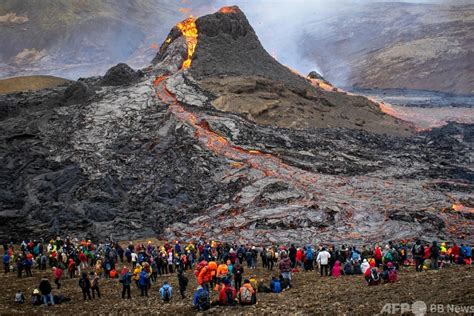 アイスランドの火山噴火で大勢の見物客ホットドッグ焼く人も 写真18枚 国際ニュースAFPBB News