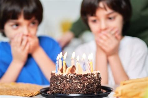 Dois G Meos Hisp Nicos Olhando Para O Bolo De Anivers Rio Fazendo