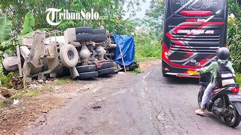 Kecelakaan Di Jalan Karangpandan Matesih Karanganyar Truk Molen