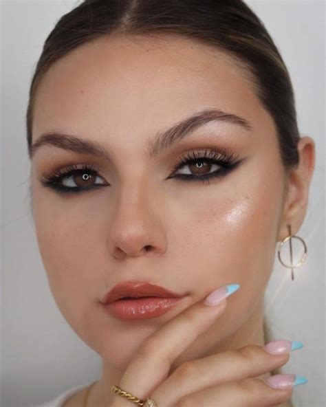 You Need To Try The Viral Reverse Cat Eye Trend Thats Blowing Up On