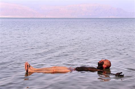 Das Tote Meeres Israel Redaktionelles Stockfotografie Bild Von Dame