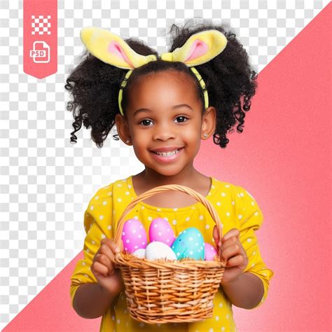 Feliz niña negra con orejas de conejo sosteniendo una canasta de Pascua