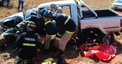 G Acidente Entre Carretas E Caminhonete Deixa Duas Pessoas Feridas