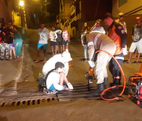 Crian A Fica Perna Presa Em Bueiro Em Cachoeiro Prefeitura Ajusta