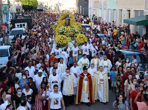 Santo Antônio procissão do padroeiro serrano reúne milhares de fiéis