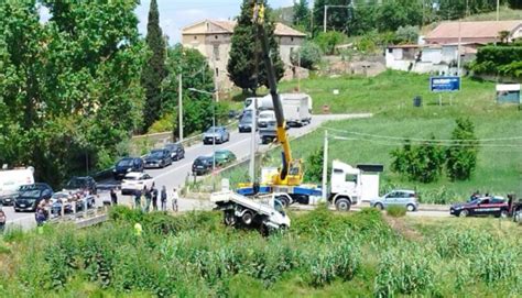 San Pietro In Guarano Furgone Si Scontra Con Unauto E Cade Nel