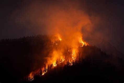 El Humo Se Eleva Despu S De Un Incendio Forestal Sobre Una Zona