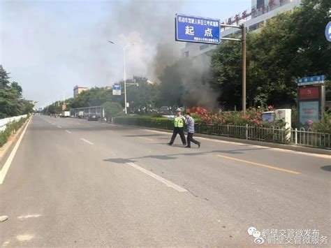 鹤壁街头一车辆自燃，交警联合消防紧急救援