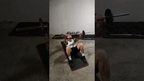 Crunch au sol barre barbell floor crunch VIDÉO Papa Muscle