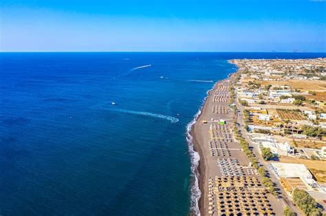 Widok Z Góry Zdjęcie Drona Z Lotu Ptaka Z Czarnej Plaży Perissa Z