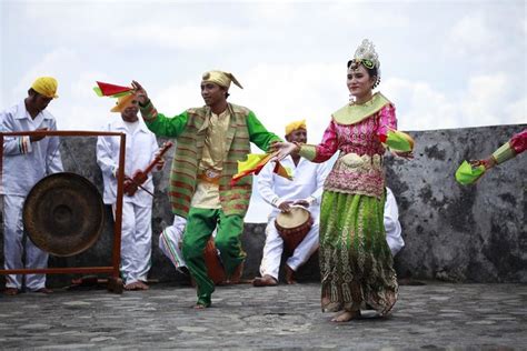 Tari Lalayon Tari Percintaan Antarmuda Mudi Maluku Utara