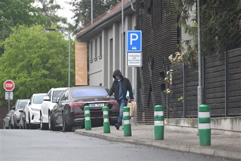 Foto Po Ozn Men Rozvodu Se Andrej Babi Sna Skr Vat Venku Chod