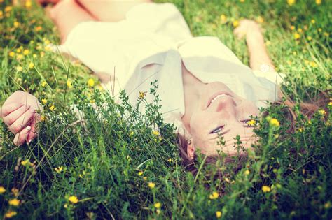 Fondos De Pantalla Luz De Sol Mujeres Al Aire Libre Mujer Mirando Al Espectador Césped