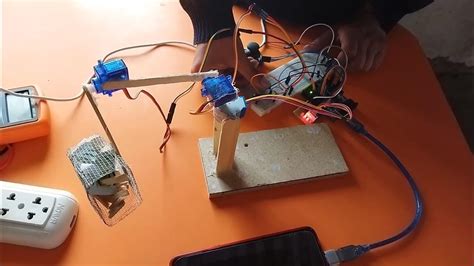 Grúa Limpiador De Basura2 Servos Un Motor Paso A Paso Y Un Joystick