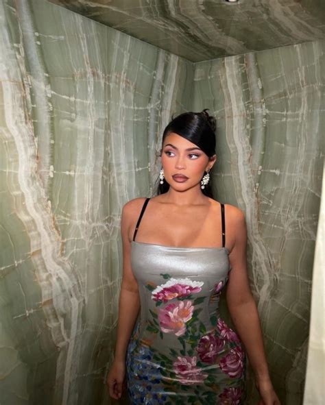 Kylie Jenner Flaunts Her Tits In Deep Cleavage 9 Photos Video