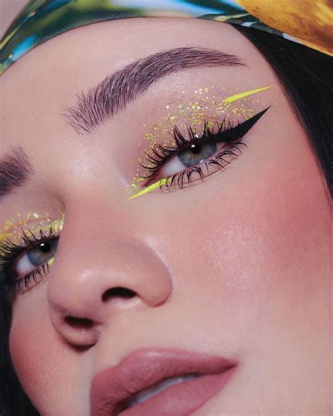 Neiza Hernández 💖 On Instagram “neon Glitter Vibes 💛 El Glitter Amarillo Maquillaje De Ojos