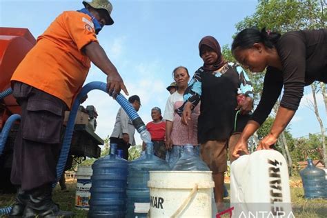 BPBD Jember Beri Bantuan Tandon Hingga Distribusikan Air Bersih