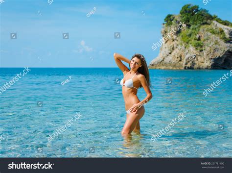Sexy Beautiful Woman White Bikini On Foto Stock 221781190 Shutterstock