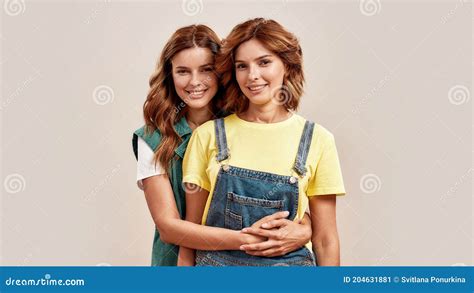 Portrait De Deux Soeurs Jumelles Attrayantes De Jeunes Filles Dans La