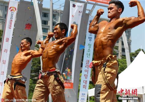 韩国消防员举行健美大赛 肌肉男踢板电锯秀杂技 新闻中心 温州网