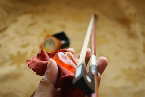 How to Use New Rosin on a New Violin Bow: 4 Steps (with Pictures)