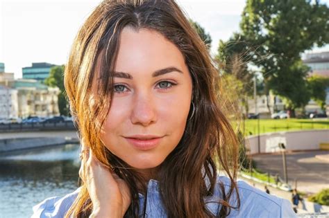 Premium Photo Cute Brunette Woman Close Up