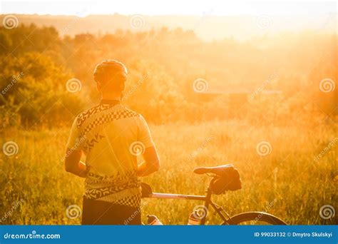 Silhueta Do Homem Uma Bicicleta O Homem Que Olha Para O Por Do Sol