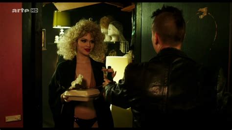 Naked Emilia Schüle in Tod den Hippies Es lebe der Punk