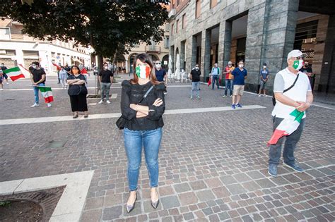 Flash Mob Di Lega E Fdi Contro Il Governo Forza Italia Presente Ma