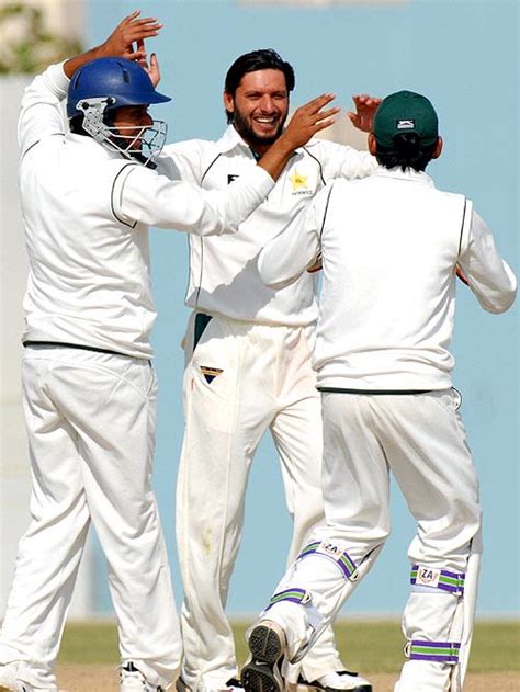 Shahid Afridi Celebrates The Wicket Of Tatenda Taibu Espncricinfo