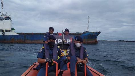 Patroli Kplp Tanjung Uban Berhasil Evakuasi Kapal Glory Kandas Di Pulau