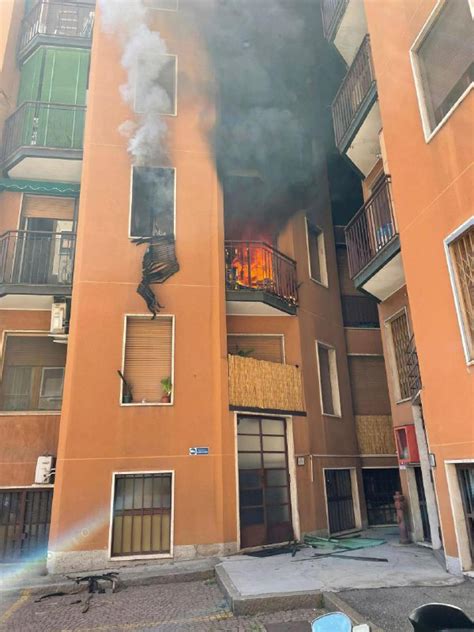 Milano Incendio In Una Palazzina Diciotto Feriti Due Gravi