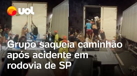 Grupo saqueia caminhão após acidente na Rodovia Régis Bittencourt veja