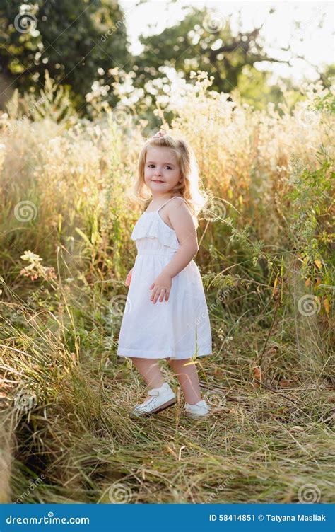 Portrait De Petite Fille Blonde Sur La Nature Image Stock Image Du Bonheur Enfant 58414851