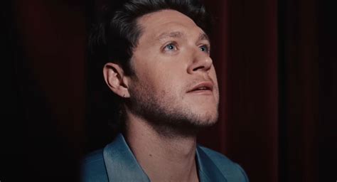 Niall Horan muestra el proceso de creación de un vídeo de Álex Ubago en