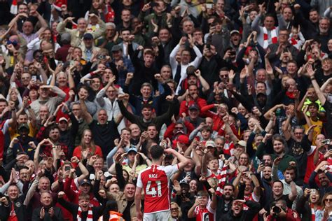 El Arsenal vuelve a alcanzar la cima del campeonato inglés 20 años