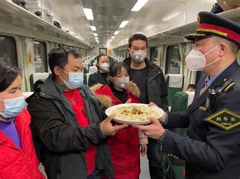 最暖回家路！除夕夜在火车上吃到了饺子 民生 长沙晚报网