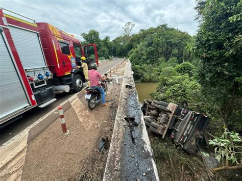 Caminh O Cai De Cima De Ponte Pr Ximo A Terra Boa T Sabendo