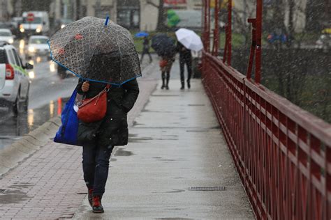 Po Sloveniji De Uje Na Zahodu Mo Ni Mo Nej I Nalivi Opozorila Tudi