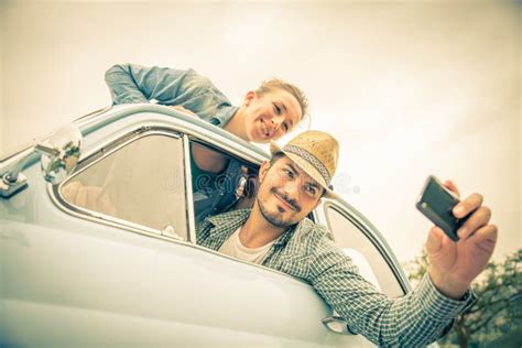 Pares Felices Que Viajan En Un Coche Del Vintage Foto De Archivo