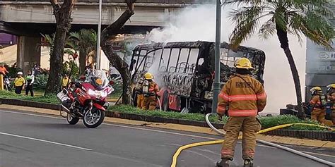 Autob S Fue Consumido Por Las Llamas En La Uruca