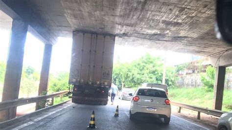 Caminhão fica entalado embaixo de viaduto em Goiás veja fotos